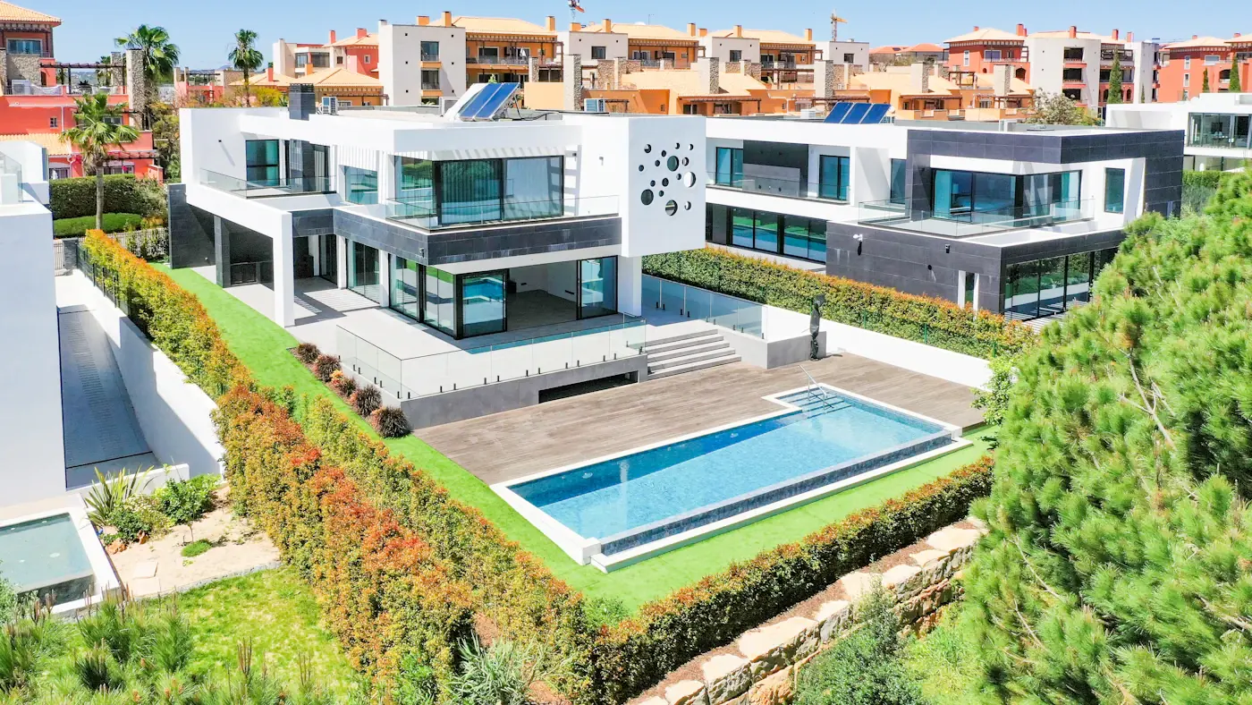 House with a pool and garden in Vilamoura